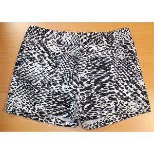 Women Calvin Klein Stretch Snake Skin Pattern High Rise Shorts Sz 10 Black White